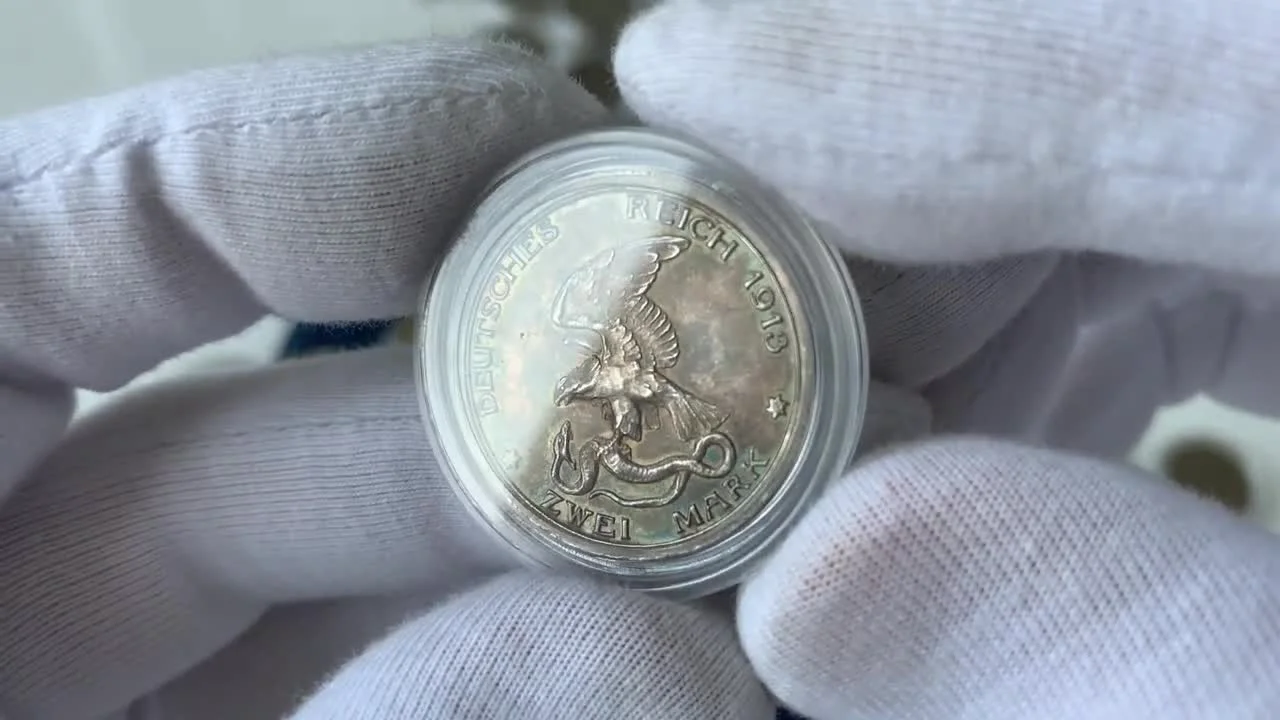 Storage Methods: Capsules vs. Holders