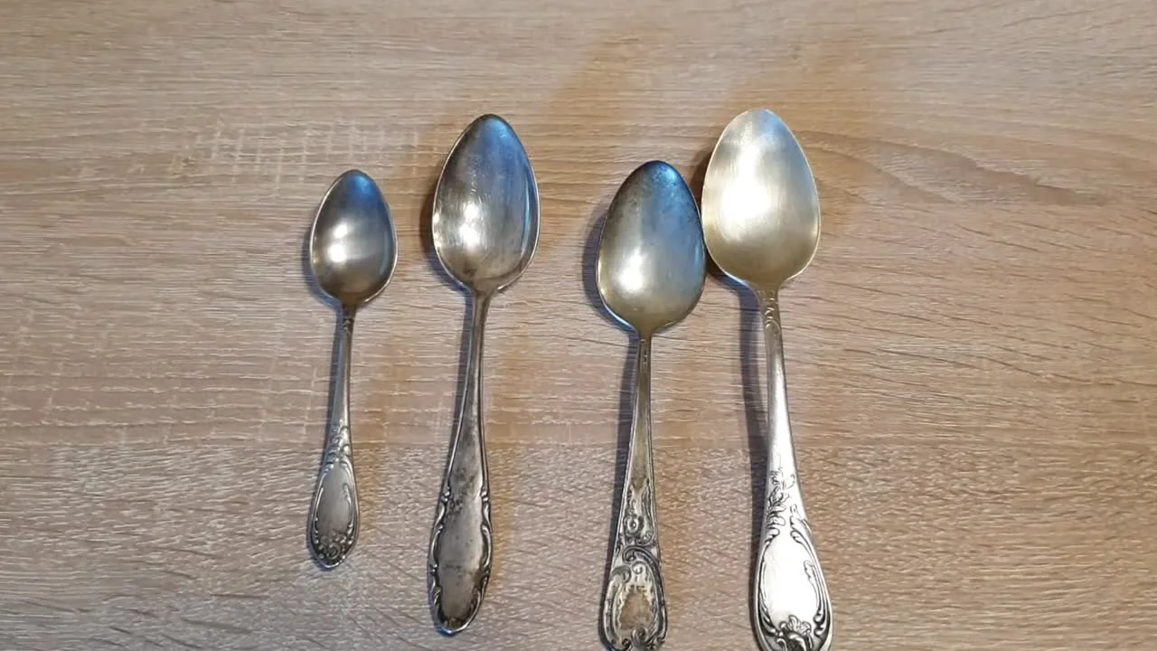 Wie man Tafelsilber anhand des Stempels von Neusilber unterscheidet