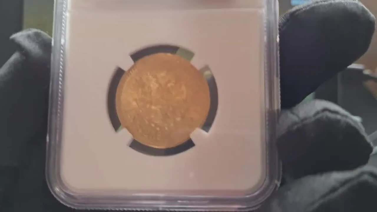 Rareté exceptionnelle — quatre lettres derrière le cou